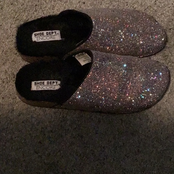 Slippers - Picture 2 of 3